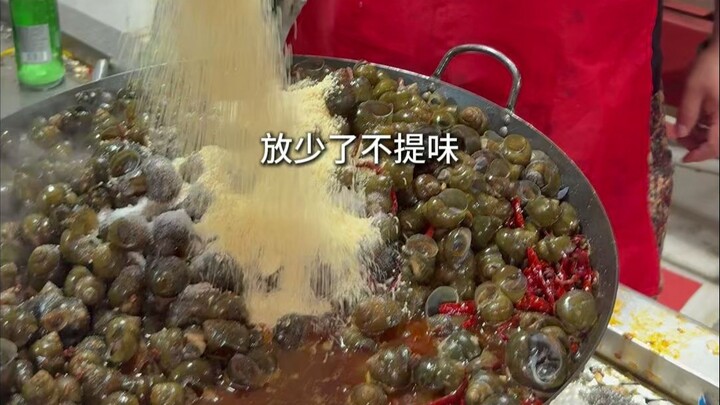 阜阳胖哥卖田螺，2元进价卖10块，超舍得给料，自称良心买卖