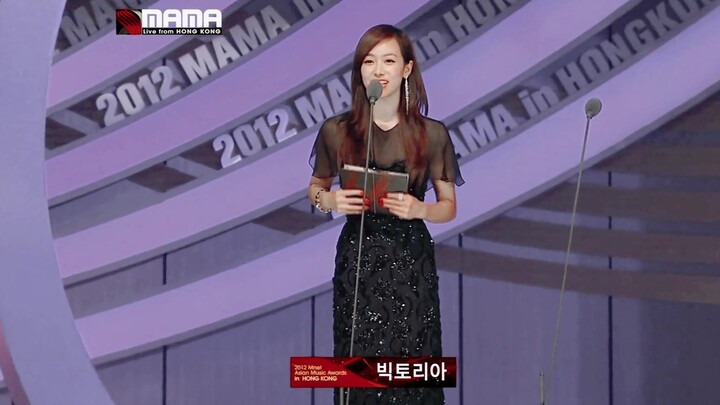 【سونغ تشيان】في عام 2012 على سجادة MAMA الحمراء، ارتدت فستانًا أسود مرصّع بالترتر، وكانت في الخامسة و