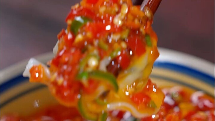 When eating dumplings, do most people dip them in vinegar or bell pepper sauce?
