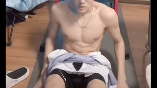 Anak muda memang murah hati, tujuannya adalah mendapatkan hadiah, tidak perlu berlama-lama.