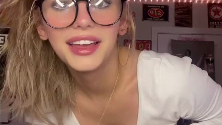 นักเรียนหญิงที่มักจะทำเสียงดังกรอบแกรบจากลำตัวของเธอขณะอยู่ในห้องเรียน นั่งอยู่ข้างหน้าฉัน: