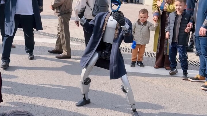 Lễ hội Nauryz, màn trình diễn của robot trên đường phố Almaty