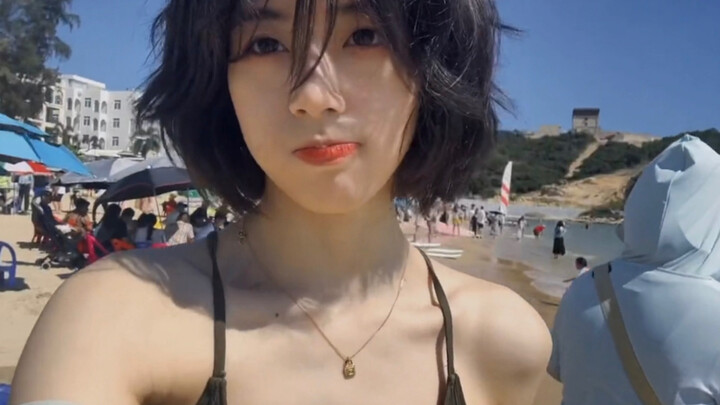 เด็กสาวในฤดูร้อนปีที่แล้ว