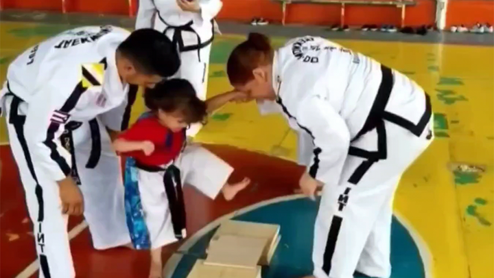 Bocah imut belajar taekwondo!