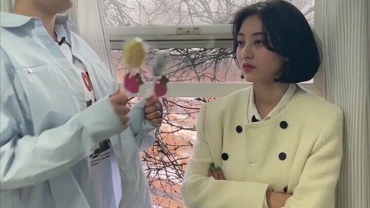 《整 活 女 团》