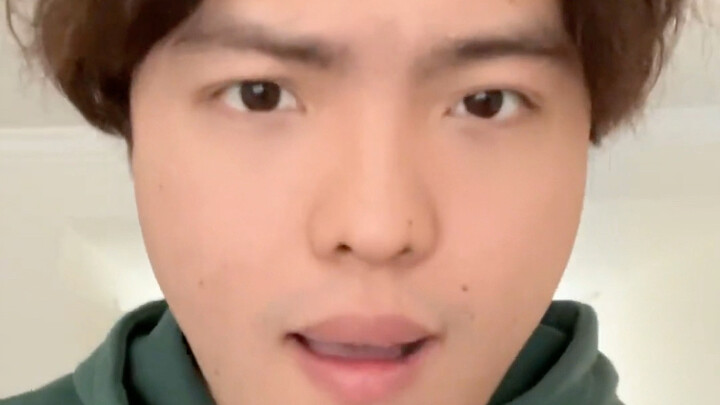 انتهى! ما إن ظهرت أمَّ دُزِي حتى بدا أنها أصغر سنًّا منها.