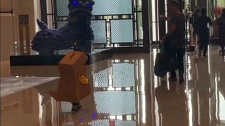 有个孩子（x）有个大号玩具（✔）