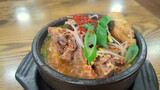韩国美食店老板教你做“脊骨土豆汤”。冬天客人喜欢点的菜～ 吃完午饭去了图书馆