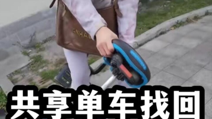 Adegan ikonik pemulihan sepeda bikesharing: si abang ini benar-benar sabar banget, sementara si peni