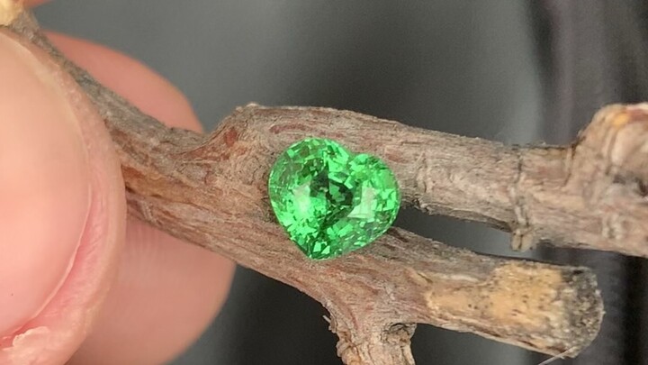 1 carats stunning heart shape 💚 #tsavorite $250 deal