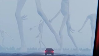 在巨物攻击面前，人类显得渺小无力
