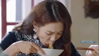 The chaebol lady's eating and broadcasting show has begun, and the instant noodles and chicken feet 