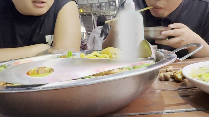 มื้อที่สิบห้าของ “ใบไม้แลกข้าว” เจ้าของร้านต้องจากบ้านเกิดมาเปิดแผงลอยในต่างถิ่น เพื่อให้ครอบครัวและ