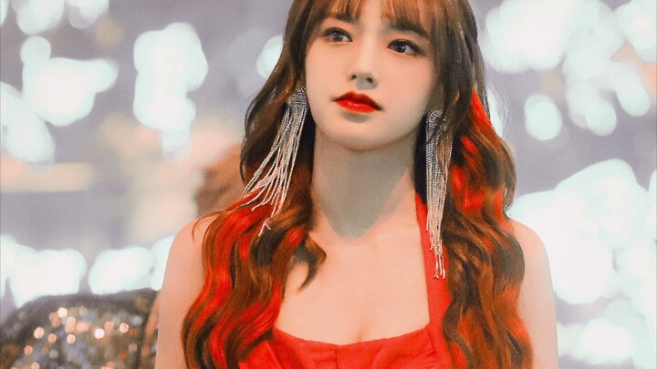 هذا حقًا ما يُسمى بالابتسامة التي تخلب الألباب! حلوة وحارة في آن واحد! أحب هذه اللقطة كثيرًا!