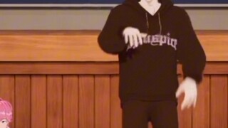 الكلب الذي يتحدث مع تلويح موجي سيبدأ في رقصة ناعمة ومرنة