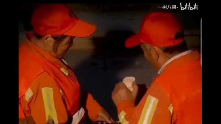 แม้โลกนี้จะพังทลายไร้ซึ่งความสมบูรณ์ แต่ก็ยังมีคนใจดีคอยเย็บปะซ่อมแซมอยู่เสมอ