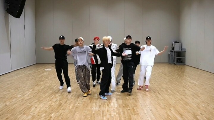 South Korea Hengshui means that the knife group dance has a wall with others
