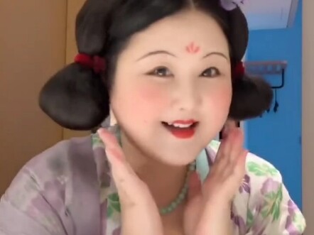 #Gadis berbusana Hanfu menonton konser, demi tidak menghalangi orang lain ternyata sampai memikirkan