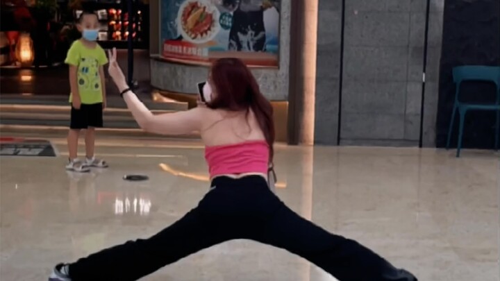 Li Cailing was spotted promoting Fu's song in a shopping mall?