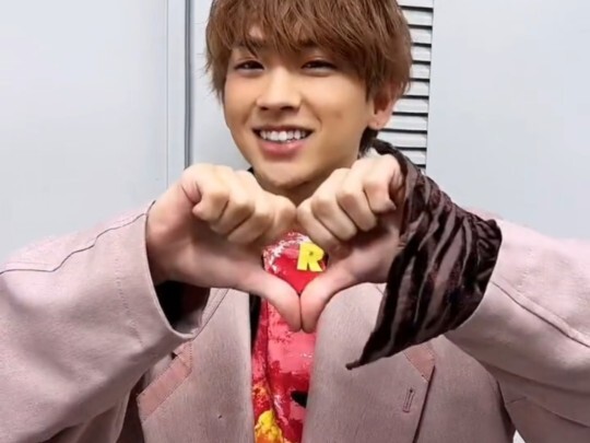 Sato Tomoyuki “Chūshin LOVE” Tari Gestur | Lagu Tema Kisah Cinta Pertama yang Menghilang | Hanya Bis