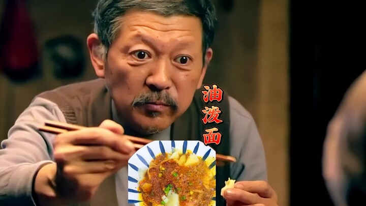 هذا الجد حقًا طفلٌ عجوز، يتنافس مع حفيده في كل شيء!