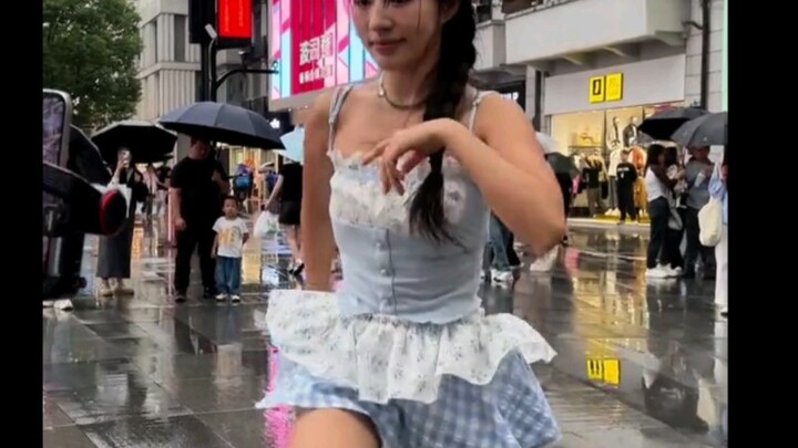 网红滤镜破碎？网红阿梓出场即成焦点，路人的第三视角揭示辛苦一面！你对网红的崇拜是否有所改变？