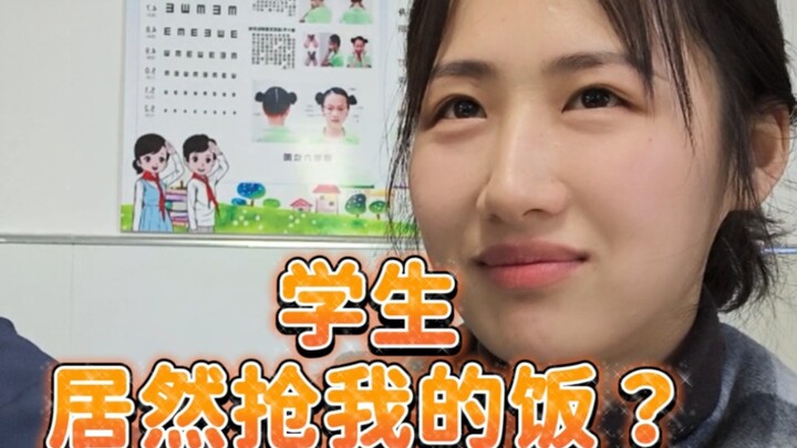 خلال القيلولة، أهداني الطالب وسادة من تلقاء نفسه... وكان السبب مفاجئًا إلى هذا الحد!!