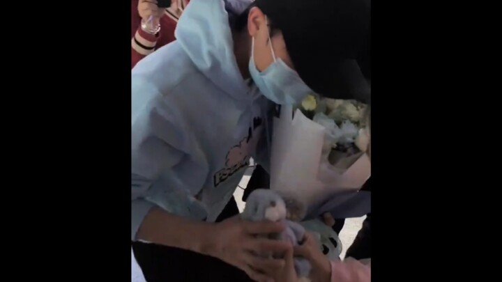 Zhou Shen: “I don’t accept gifts!” As a kid presented him with a cartoon plushie, Zhou Shen immediat