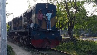 রেলগাড়ি কিভাবে চলে