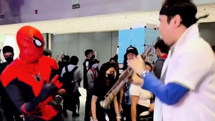 عندما يلتقي سبايدرمان بصديق يعزف الساكسفون في الشارع...