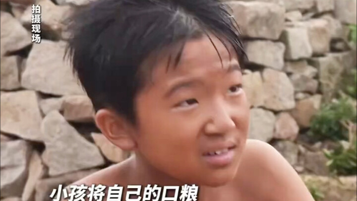 小孩把珍贵口粮分给英军，一个动作告诉你中国人骨子里的善良