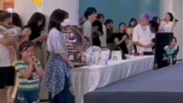 The stubborn fans must wait until Baicha finishes dancing before leaving.