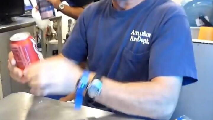 การเปิดน้ำอัดลมบนเรือ