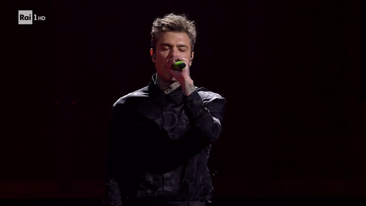 Sanremo 2025 seconda serata Fedez canta Battito