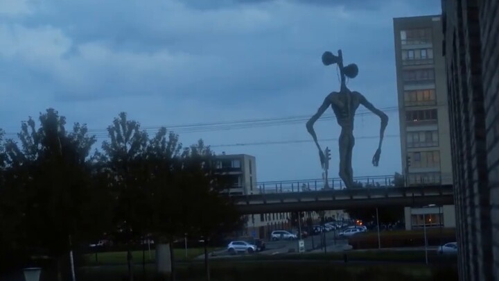 Siren Head Witness Video: When you see it, run away as soon as possible, not take a picture!