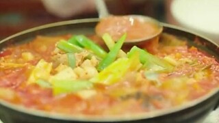 【一起吃饭吧】热腾腾的猪肉泡菜汤，再配上烤秋刀鱼，看着都又饿又馋！