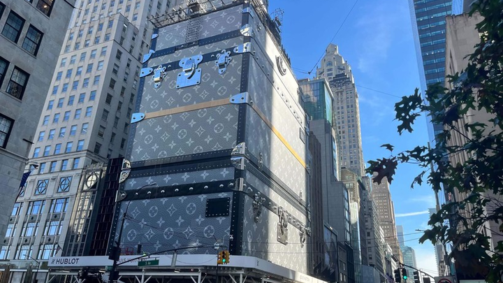 Đường phố New York bất ngờ xuất hiện vali LV siêu lớn