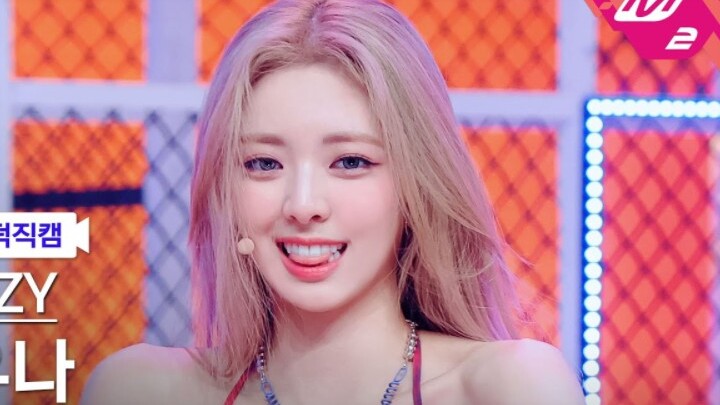 What a mermaid! The heart gesture she made together with ChaeRim at the end was just too cute! ITZY 