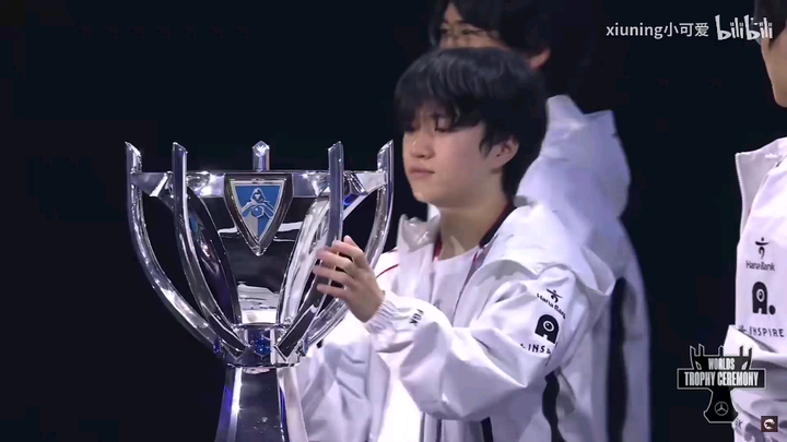 The aunt’s boyfriend is totally swoon-worthy—after lifting the trophy, he couldn’t stop gazing at Ke