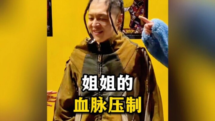 Sức ép dòng máu từ chị gái, bố mẹ chỉ dọa thôi, còn chị thì đánh thật!