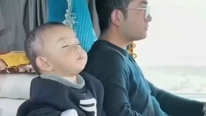 A Post-90s Dad Embarks on a Trucking Journey with His Two-Year-Old Child