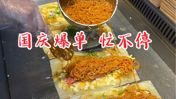 National Day sales are booming nonstop… As soon as I set up my stall, I’m already selling four servi