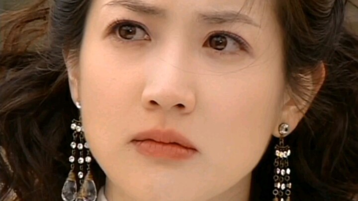 顶个泡面头还能美成这样，我当年一度以为导演只给她开了美颜