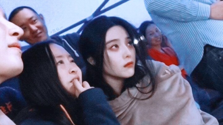 Covered in a sack and with a bare face, she’s still breathtakingly beautiful—this must be her!!! Thi