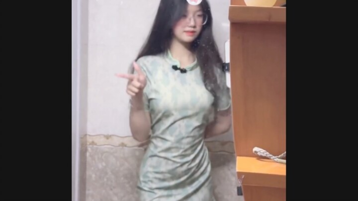 旗袍眼镜妹可还行？