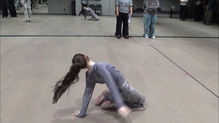 ADP thật sự rất cưng Màn Nội, cứ nhảy một cái là khen ngay, bé Vinh Thư đúng là rất hợp với việc bán