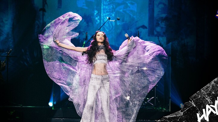 Orkes HAYA dengan “Papillon” tampil memukau di panggung dengan gaya eksotis, nyanyian nada tinggi me