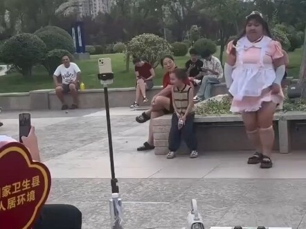 Dia benar-benar ingin memakan semangkuk nasi ini