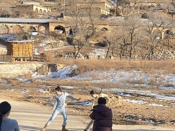 ซาหรังสีแดงสดที่สวยที่สุดในหุบเขาทางตะวันตกเฉียงเหนือยังคงลงสนามต่อไป วันนี้ช่างกล้องขอเพิ่มไก่หนึ่ง