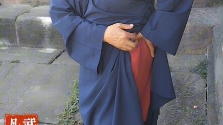 أرجل بيضاء جدًا، تجاوزت الثمانين من العمر، بشرتها ناعمة ومشدودة، ولون وجهها وردي مشرق، قامت أمام الح